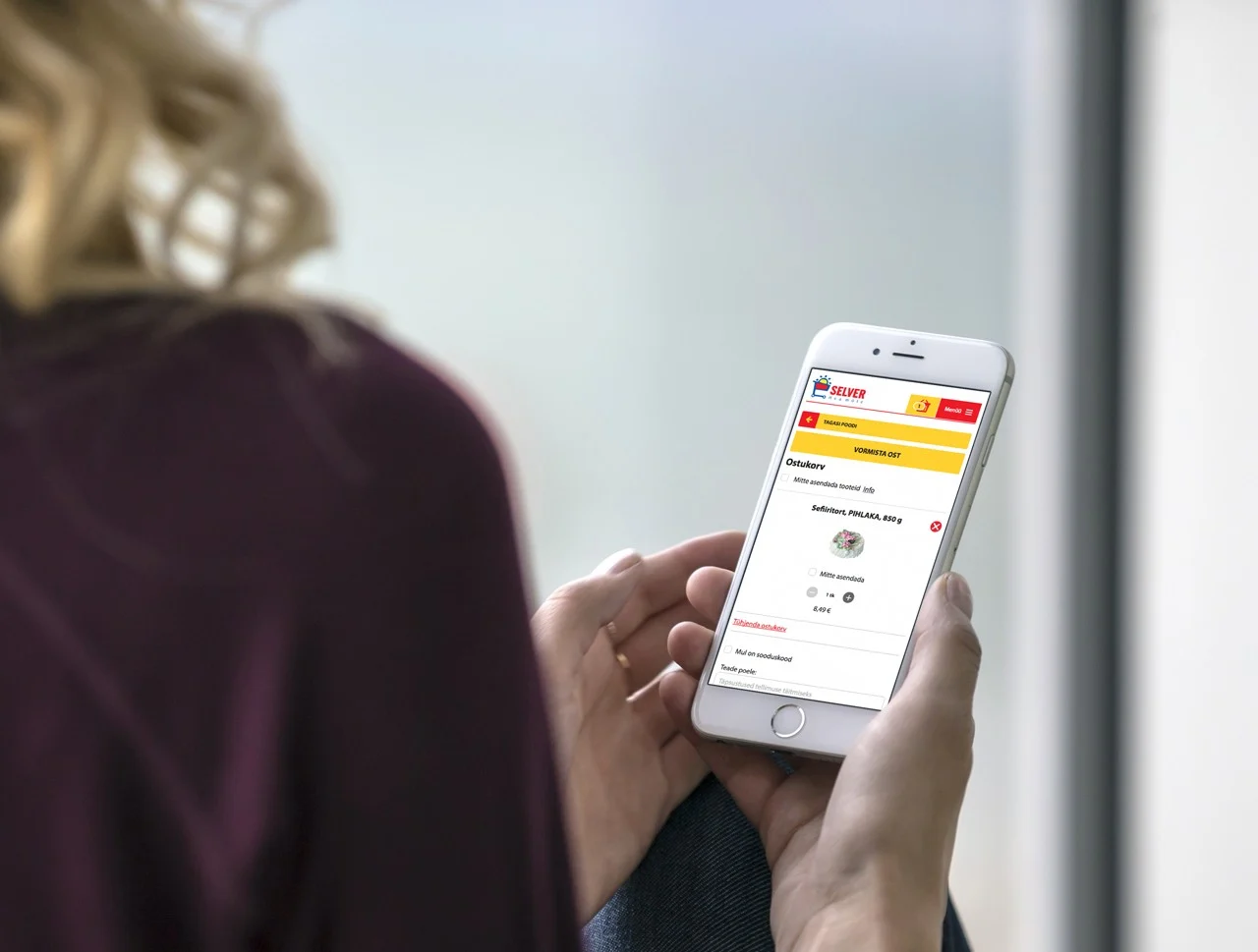 Selver Site on the phone