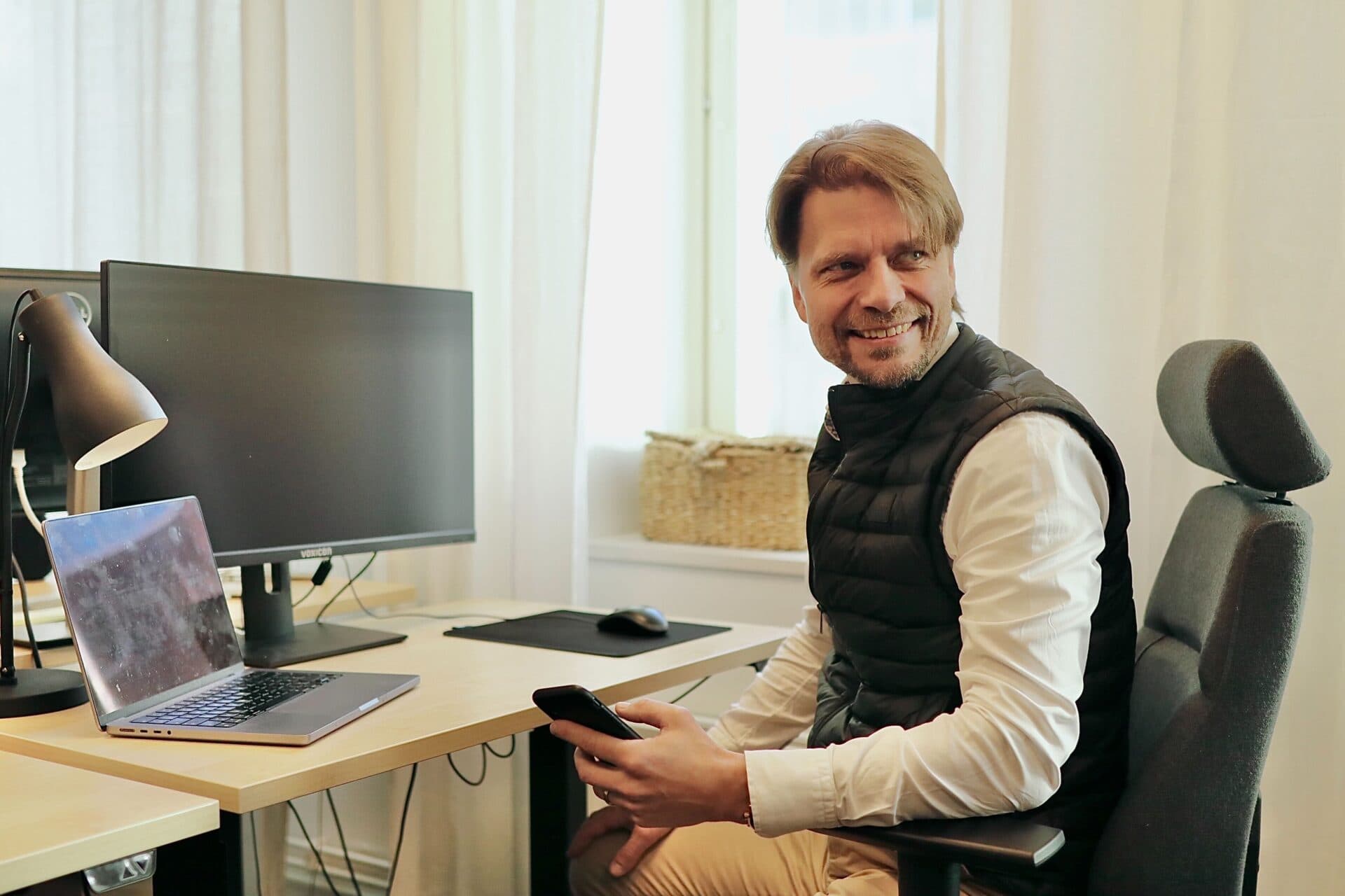 markus aberg in the office